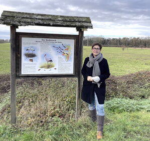 Fraktionsvorsitzende Dr. Andrea Schröder-Ritzrau-Im Hintergrund die Walldorfer Storchenwiese